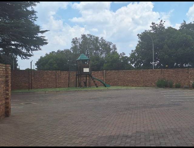 2 BEDROOM TOWNHOUSE FOR SALE IN DALVIEW